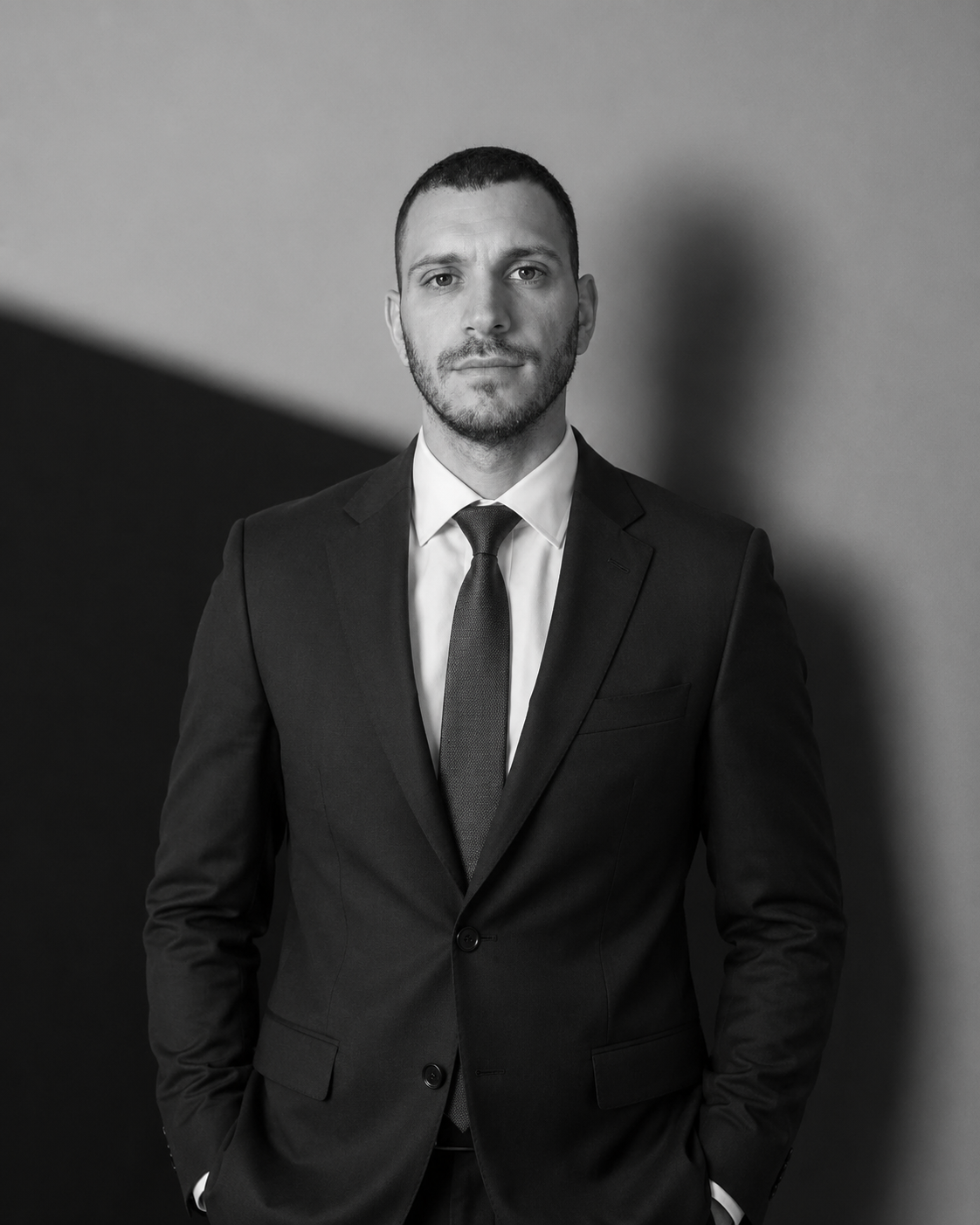 Ritratto in bianco e nero del founder di AZ Consulting